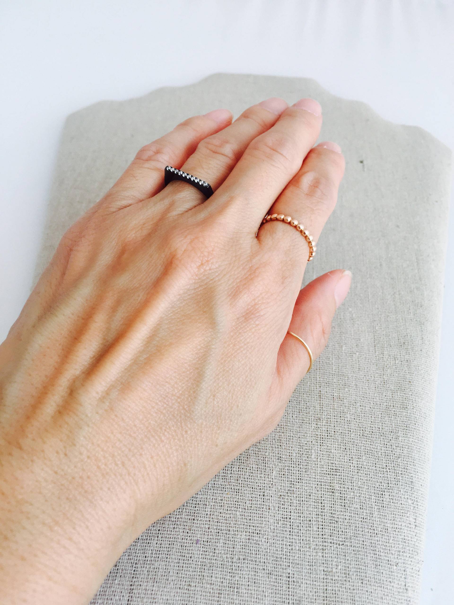 Versilbert Mit Schwarzem Rhodium Cz Ring Stapelbar Versilbert Mit Schwarzem Rhodium Cz Ring Stapelbar von AshleyKDesigns