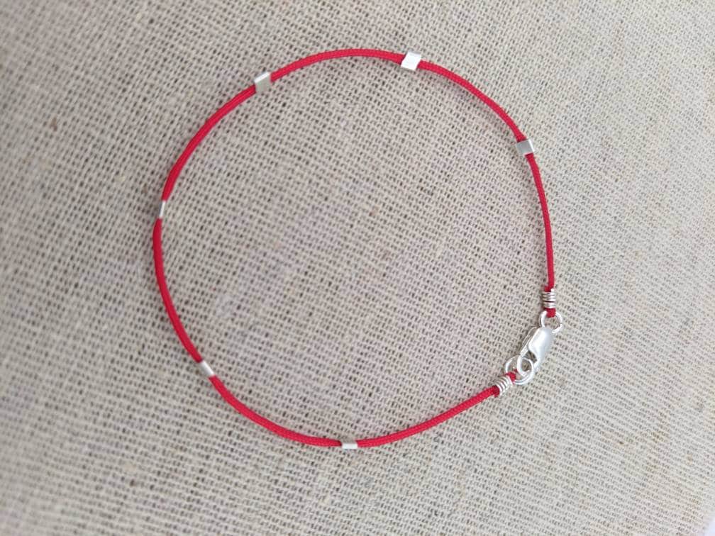 Viel Glück Rot String Minimalist Zierliche Armband Viel Glück Rot String Minimalist Zierliche Armband von AshleyKDesigns
