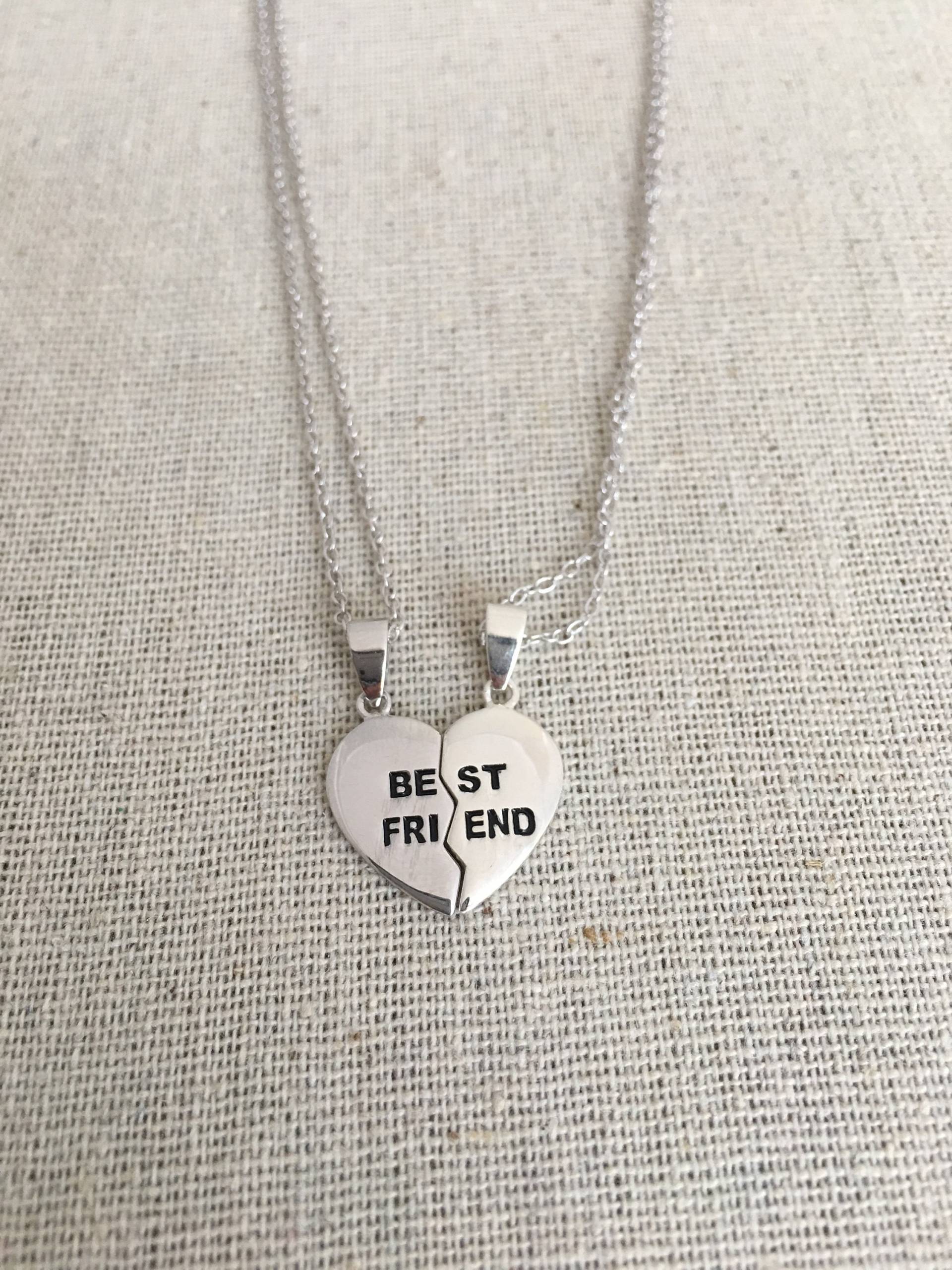 Zerbrechliches Herz Bester Freund Charm Halskette in Silber Verstellbare Länge 40 cm Bis 45 Zerbrechliches Herz Bester Freund Charm Halskette in Silber Verstellbare Länge 40 cm Bis 45 von AshleyKDesigns