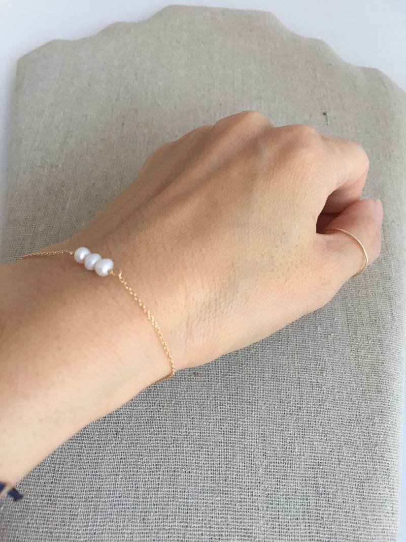 Zierliches Echte Perlen Armband Made in Goldfilled Sehr Schicker Boho Vintage Minimalist Schmuck Perfekte Schichtung Mit Anderen Armbändern Zierliches Echte Perlen Armband Made in Goldfilled Sehr Schicker Boho Vintage Minimalist Schmuck Perfekte Schichtung Mit Anderen Armbändern von AshleyKDesigns
