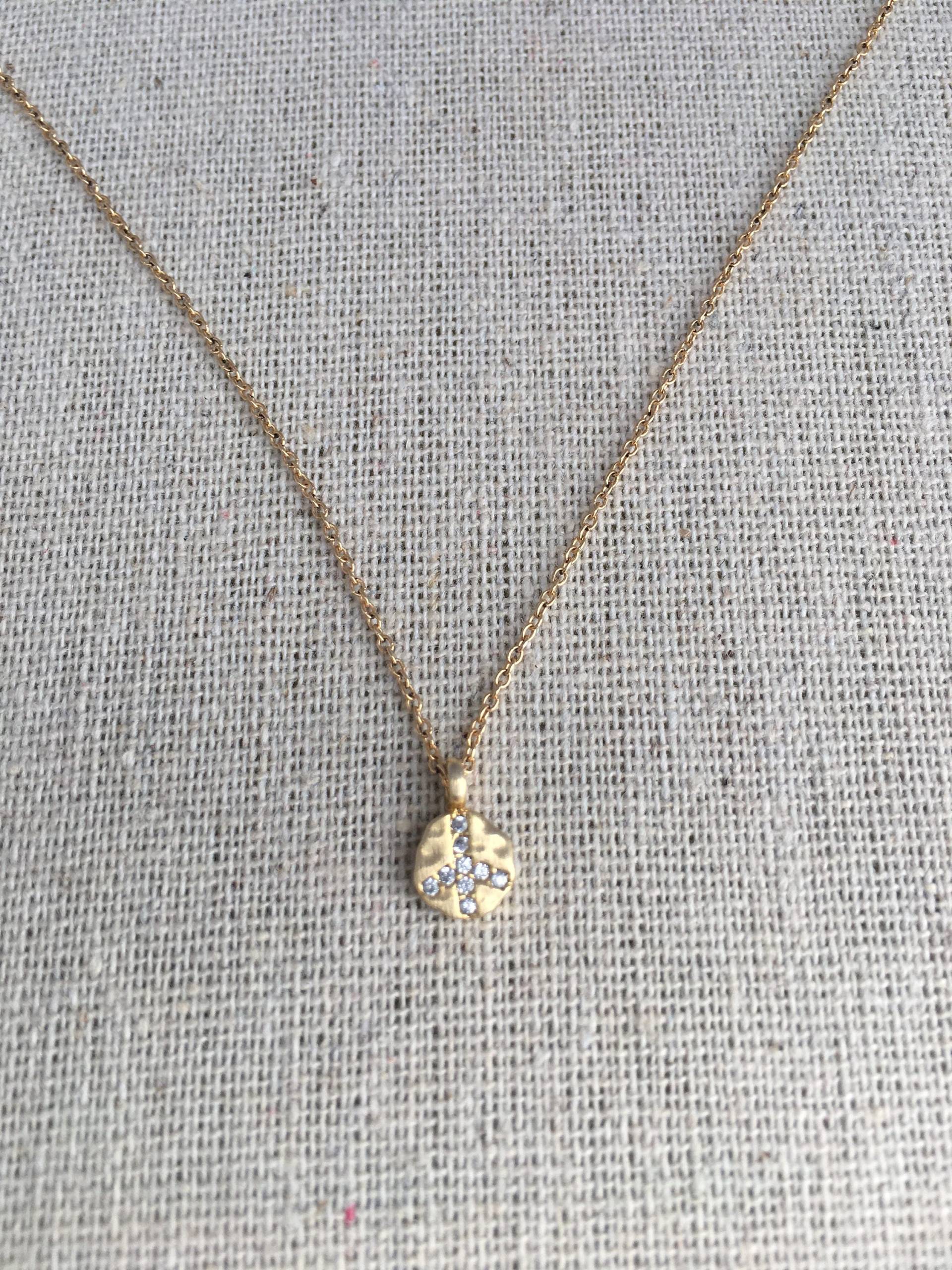 Zierliche Peace Charm Gold Filled Halskette Zierliche Peace Charm Gold Filled Halskette von AshleyKDesigns