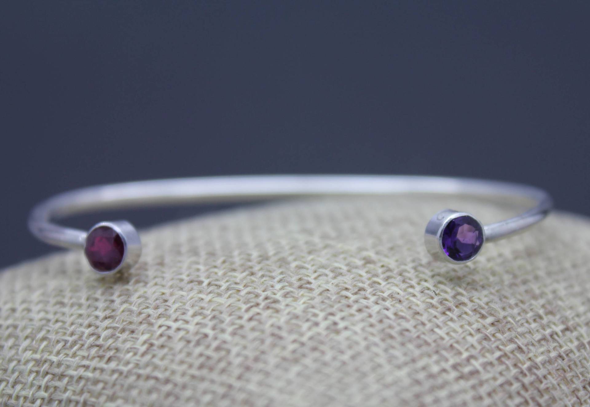 Armband Birthstone Armreif Armband, Dünne Manschette Paare Schmuck, Mama Geburtstagsgeschenk Von Tochter, 25. Jahrestagsgeschenk Für Mütter von AshleyLozanoJewelry