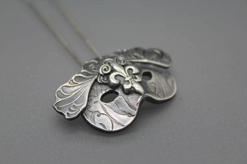 Maske Halskette, Schmuck, Karneval, Karneval Maske, New Orleans Anhänger, Heiligen von AshleyLozanoJewelry