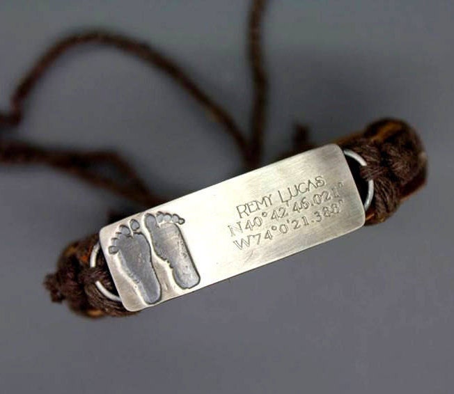 Personalisierte Baby Fußabdruck, Geburt Ort Koordinieren Armband, Modeschmuck, Unisex, Säugling Verlust Geschenke Für Papa, Neue Papa Geschenk Aus von AshleyLozanoJewelry