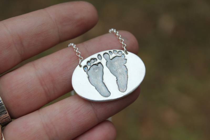 Personalisierte Baby Fußabdruck Halskette, Benutzerdefinierte Silber Schmuck, Mom Säugling Verlust Geschenke Für Mama, Neue Mutter Geschenk Memorial von AshleyLozanoJewelry