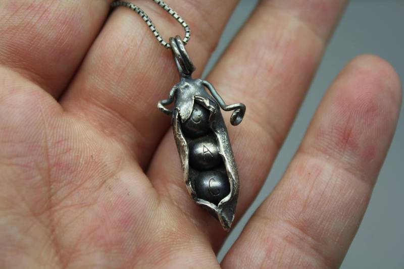 Personalisierte Sterling Silber Erbsen-Halskette, Silbertäten-Geschenk, Weihnachtsgeschenke Für Mama, Geschenk Von Tochter, Custom Mom Halskette von AshleyLozanoJewelry