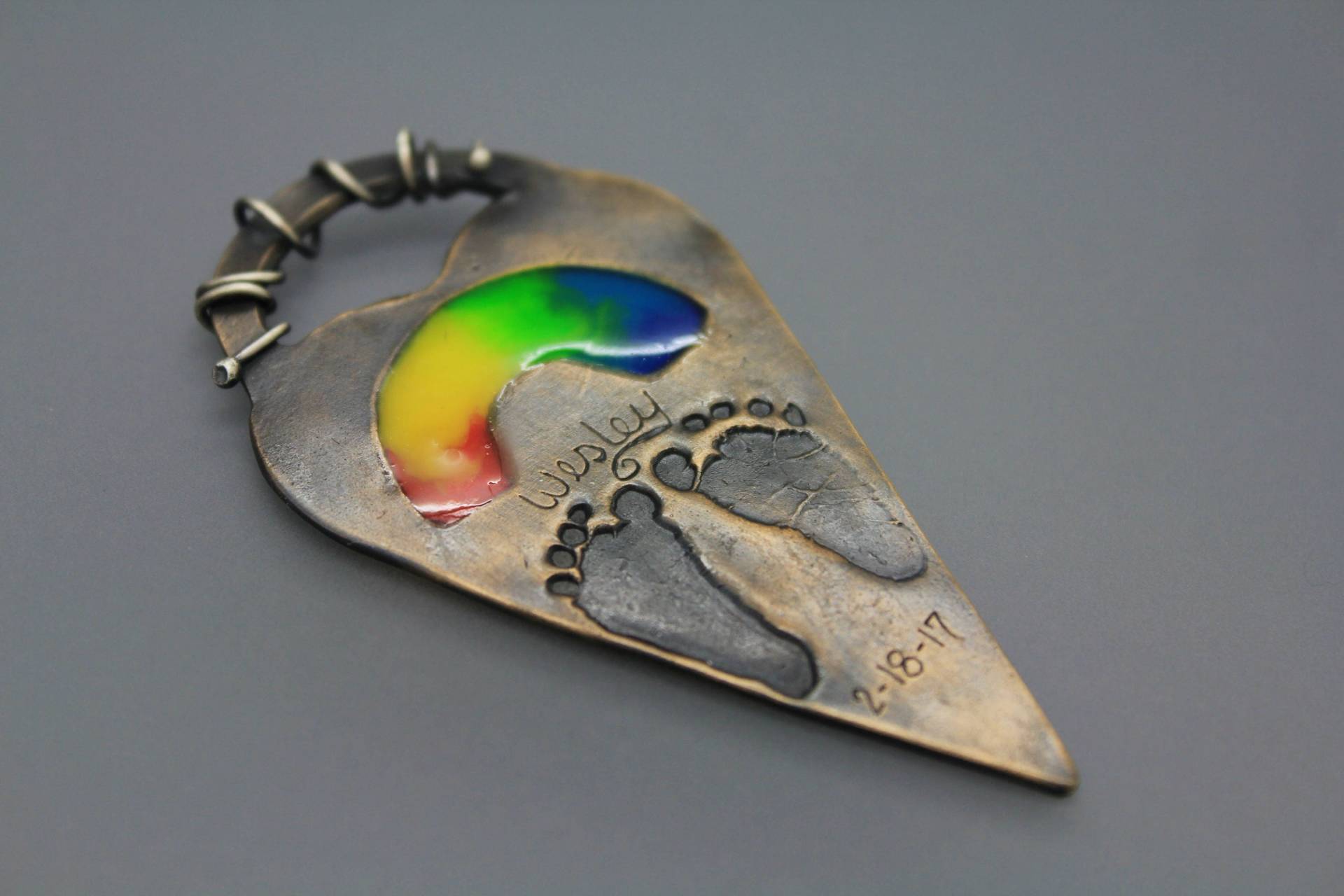 Regenbogen Baby, Regenbogen-Baby-Geschenk, Babyshower Geschenk, Baby Fußabdrücke, Tatsächliche Fußspuren, Suncatcher, Rainbow Baby-Dusche von AshleyLozanoJewelry