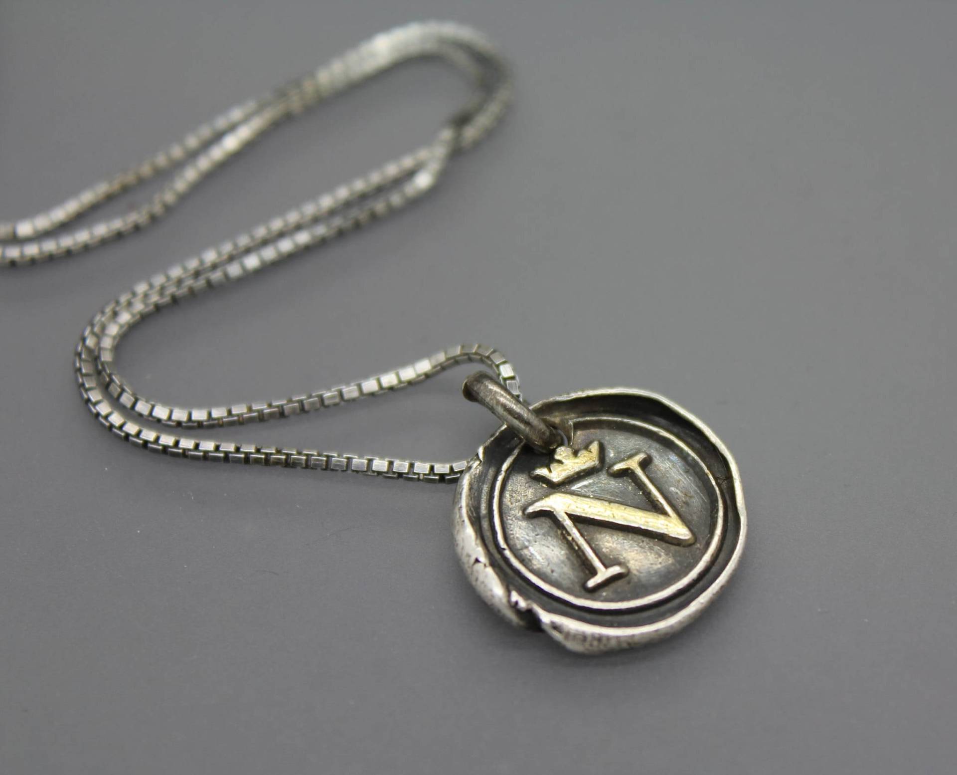 Wachssiegel Halskette, Wachs Siegel Schmuck, Buchstaben Krone Initial Monogramm Personalisierte Halskette von AshleyLozanoJewelry