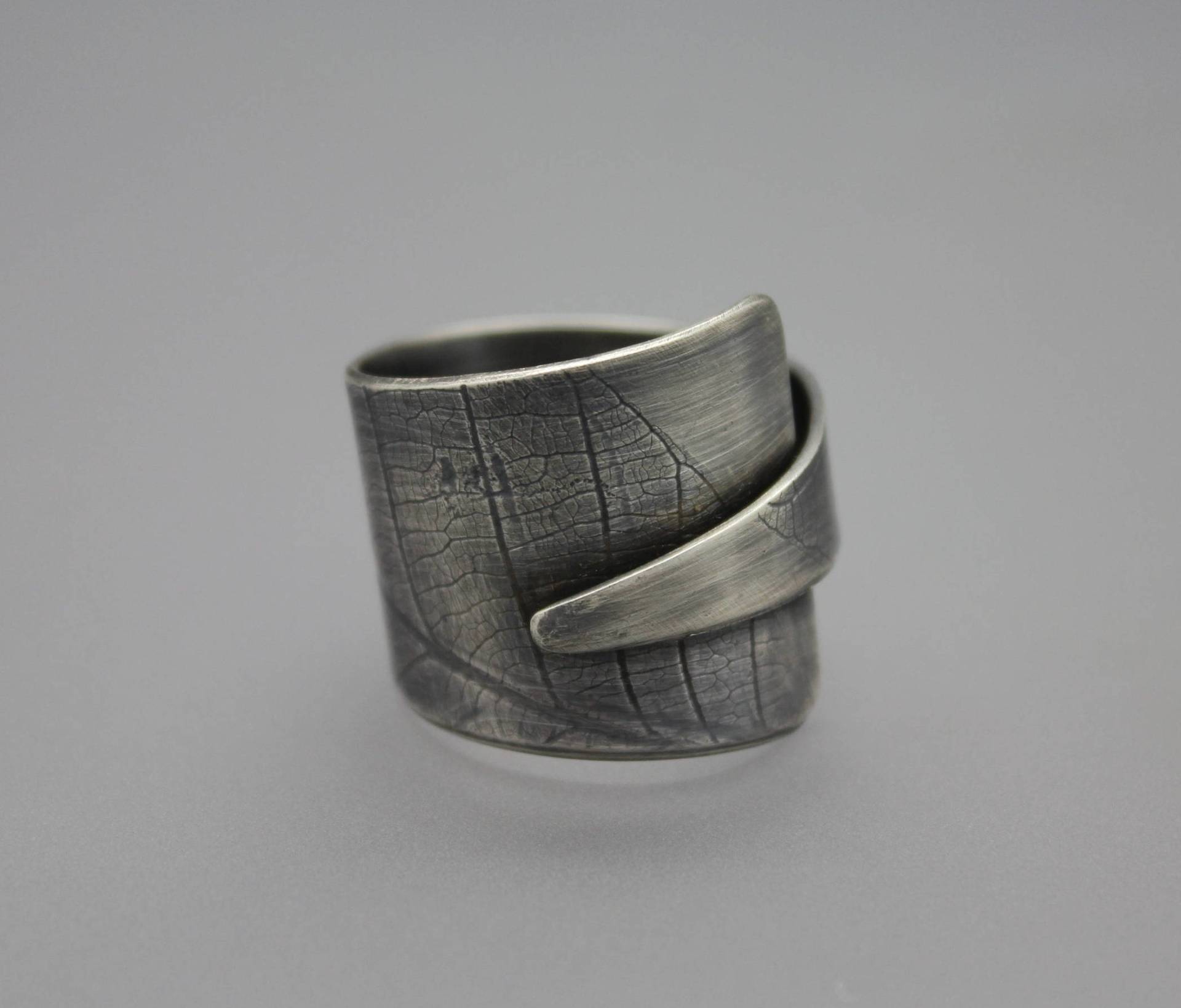 Wickeln Sie, Ring, Blattring, Verstellbarer Sterling Wrap Silber Strukturierte Silber, Große Band, Blattsilber von AshleyLozanoJewelry