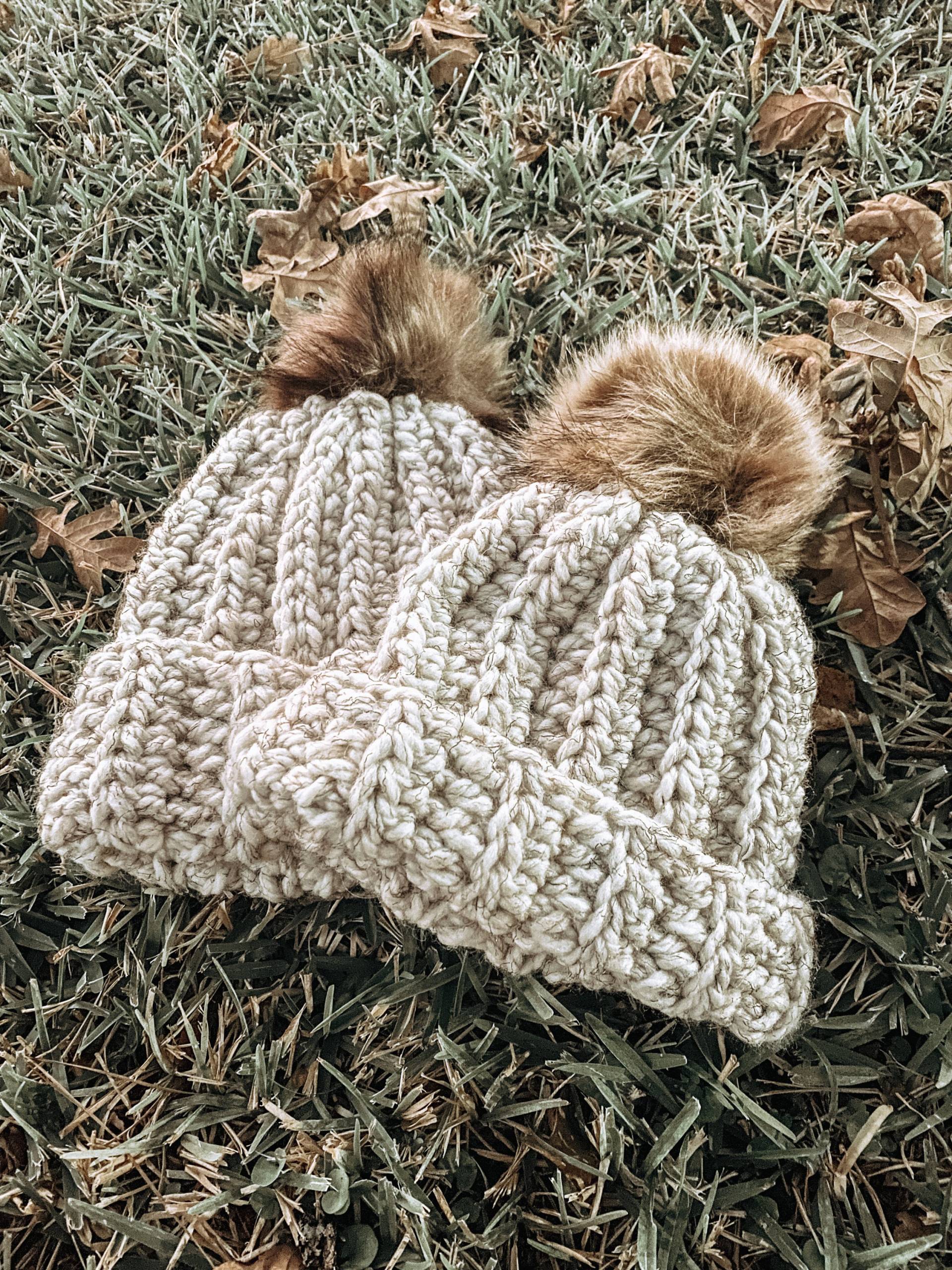 Creme Kunstfell Wollmütze | Mami Und Ich Wolle Beanie Pom Mütze Wintermütze Gehäkelte Dicke Chunky Hut von AshleyRalphDesigns