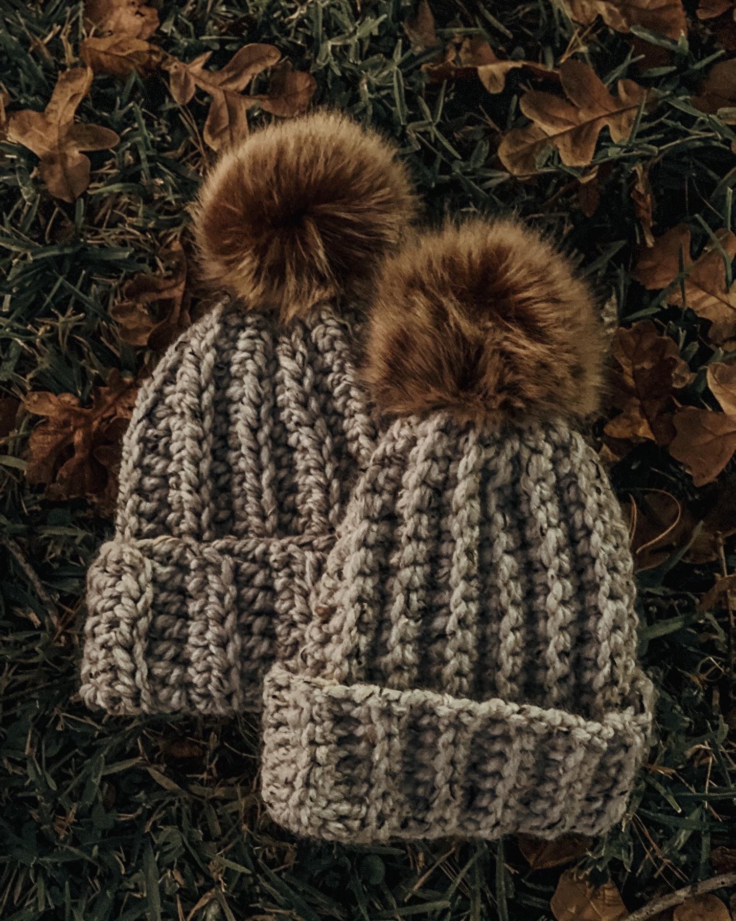 Graue Wollmütze Aus Kunstfell | Mami Und Ich Wolle Beanie Pom Mütze Wintermütze Gehäkelte Dicke Chunky Hut von AshleyRalphDesigns