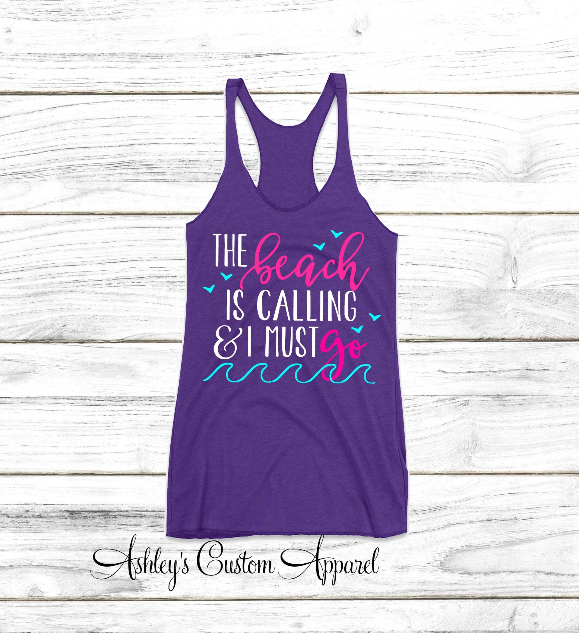 Beach Tank Top The Is Calling & I Must Go Vertuschen Mädchen Reise Shirts Strand Gebunden T-Shirt Urlaub Shirt Womens Tshirt von AshleysCustomApparel