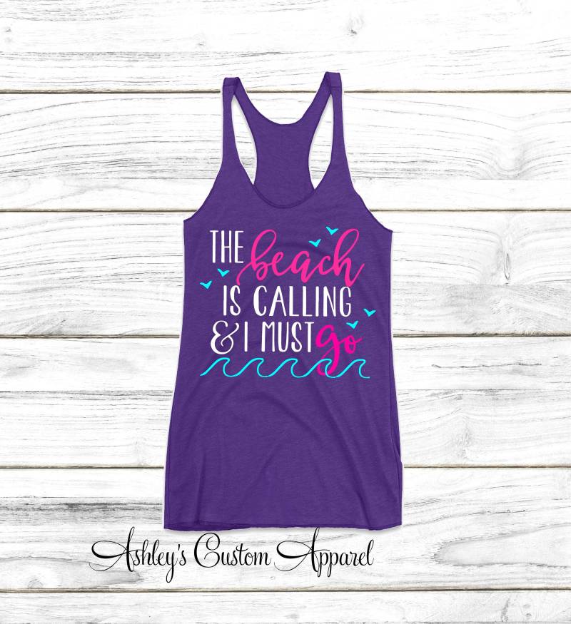 Beach Tank Top The Is Calling & I Must Go Vertuschen Mädchen Reise Shirts Strand Gebunden T-Shirt Urlaub Shirt Womens Tshirt von AshleysCustomApparel