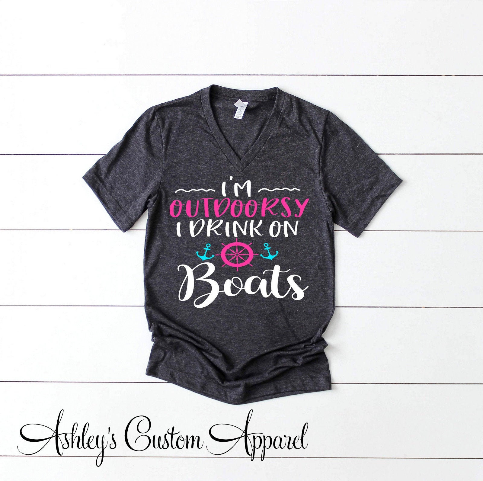 Bootfahren Shirts Im Outdoorsy Trinke Ich Auf Booten Lustige Kreuzfahrt Badeanzug Verdeckung Boot Vneck Tshirt Urlaubsboot Reise T-Shirt von AshleysCustomApparel