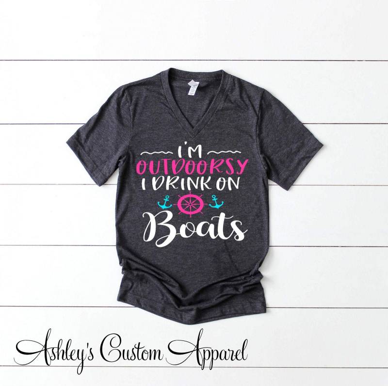 Bootfahren Shirts Im Outdoorsy Trinke Ich Auf Booten Lustige Kreuzfahrt Badeanzug Verdeckung Boot Vneck Tshirt Urlaubsboot Reise T-Shirt von AshleysCustomApparel