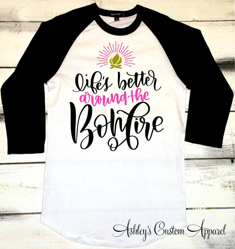 Camping Shirts Für Frauen, Leben Besser Am Lagerfeuer Abenteuer Tshirt Süßes Outdoor Berg Mit Sprüchen von AshleysCustomApparel