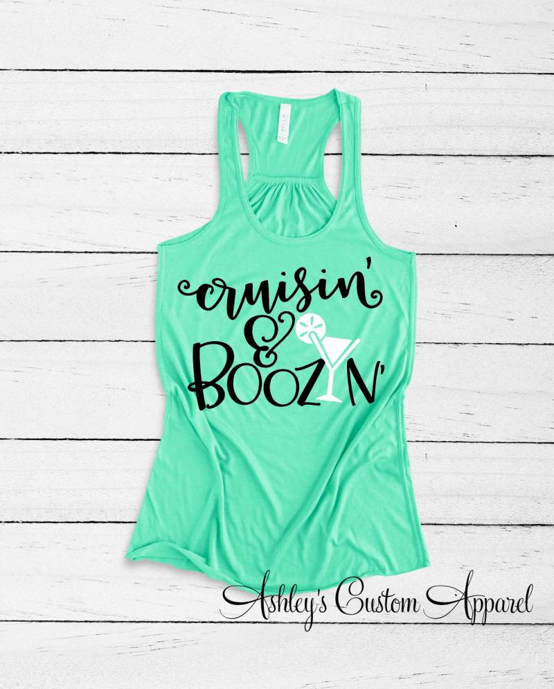 Cruise Shirts Cruisin "And Boozin' Lustige Kreuzfahrt Trinkshirt Tank Tops Mädchen Reise Badeanzug Vertuschen Schiff Facettiert von AshleysCustomApparel