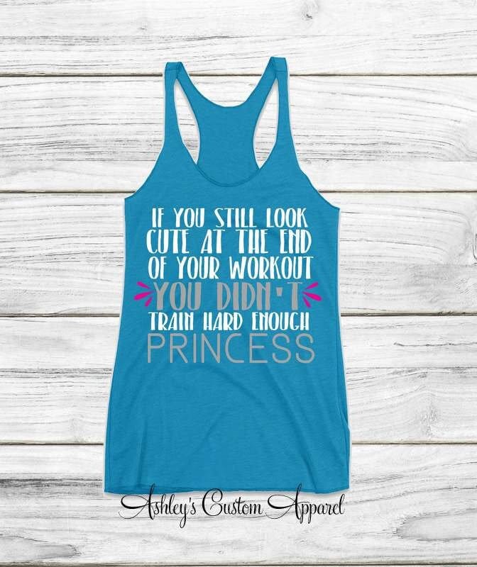 Damen Fitness Bekleidung, Lustiges Workout Shirt, Trainiere Hart, Work Out Hebebehälter, Fitness-studio Kleidung, Inspiration, Personal Trainer von AshleysCustomApparel