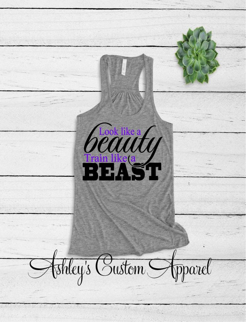 Damen Fitness Tank Top, Sehen Aus Wie Eine Schönheit, Trainieren Ein Biest, Tank, Mädchen Die Heben, Laufen Gym Shirt, Motivation, Inspirieren von AshleysCustomApparel