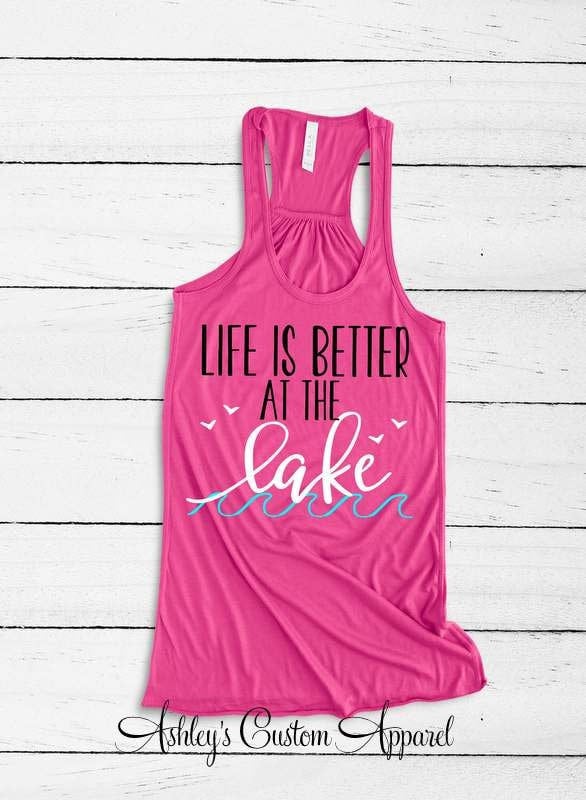 Das Leben Ist Besser Am See Tank Top Frauen Racerback Sommer Shirt, Urlaub T-Shirt von AshleysCustomApparel
