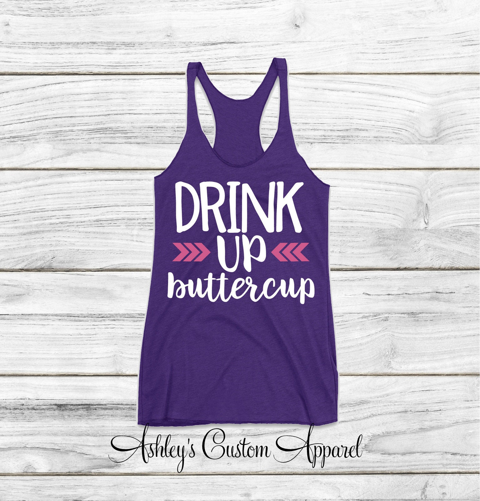 Drink Up Buttercup, Lustige Trink-Hemden, Mädchen-Reise-Hemden, Damen-Tages-Trink-Tanktops, Damen-Urlaubs-Trinken-T-Shirts, Mädchen-Kurzurlaub von AshleysCustomApparel