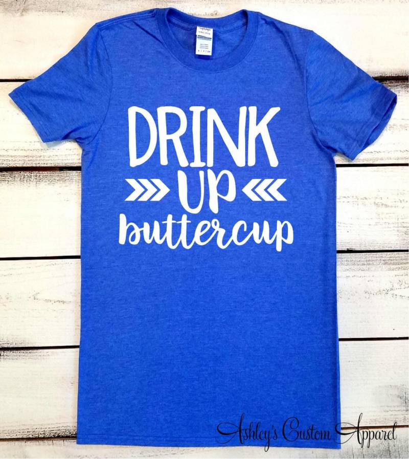 Drink Up Buttercup, Lustige Trinkende Shirts, Girls Night Out Shirt, Country-Musik-Konzert-Shirt, Tag Trinken Bester Freund Shirts von AshleysCustomApparel