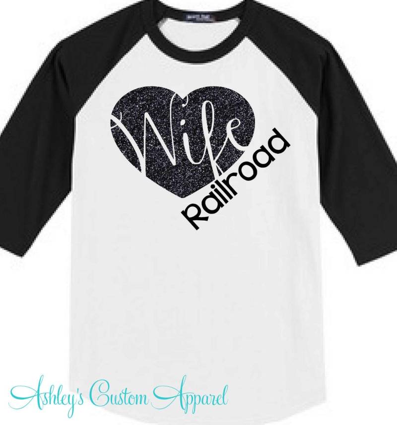 Eisenbahn Frau - Eisenbahner Baseball T-Shirt Stolz Benutzerdefinierte Raglan Shirt Züge Spur von AshleysCustomApparel