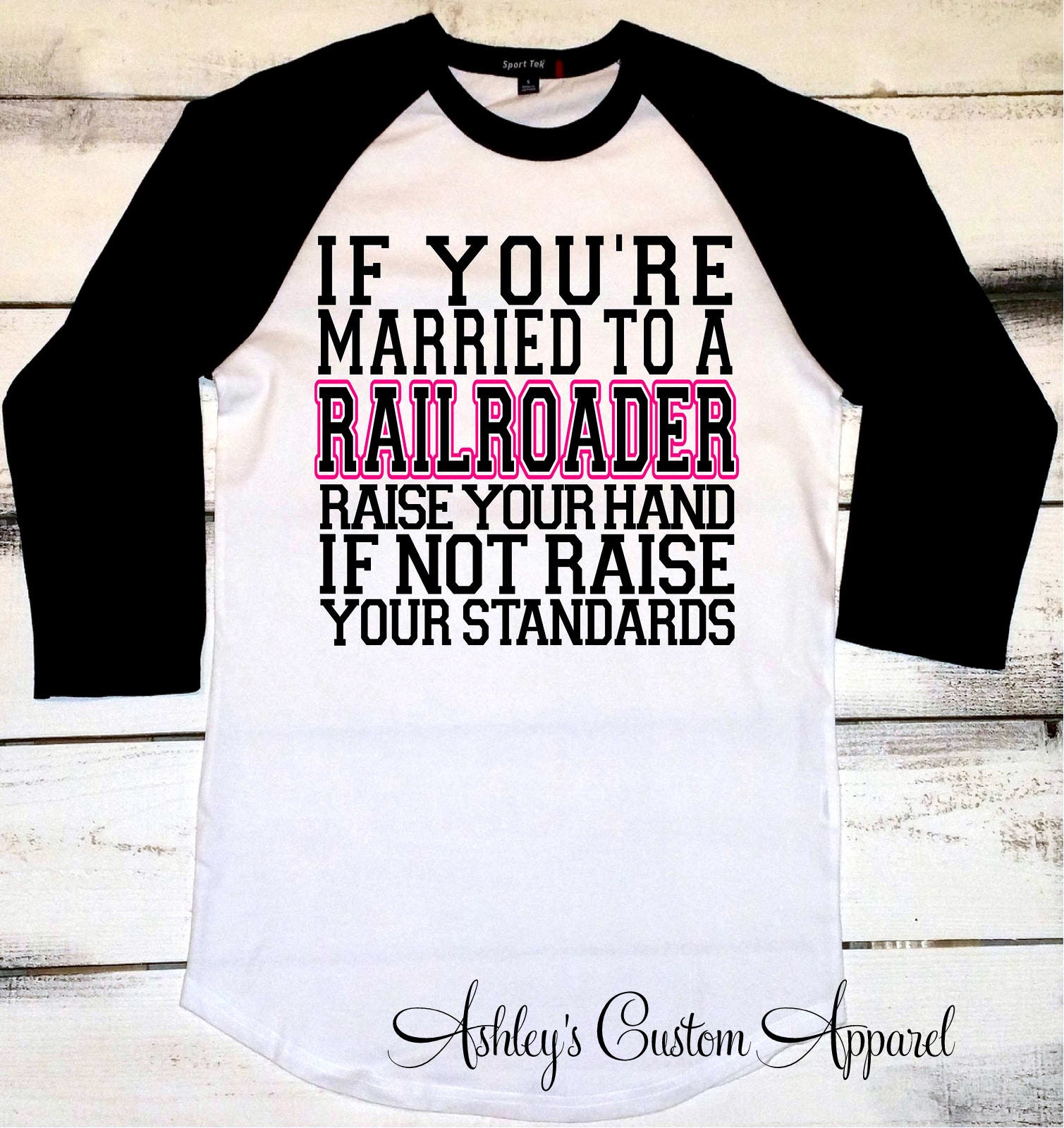 Eisenbahn Frau Shirt Heben Sie Ihre Standards T-Shirt, Verheiratet Mit Einem Eisenbahner von AshleysCustomApparel