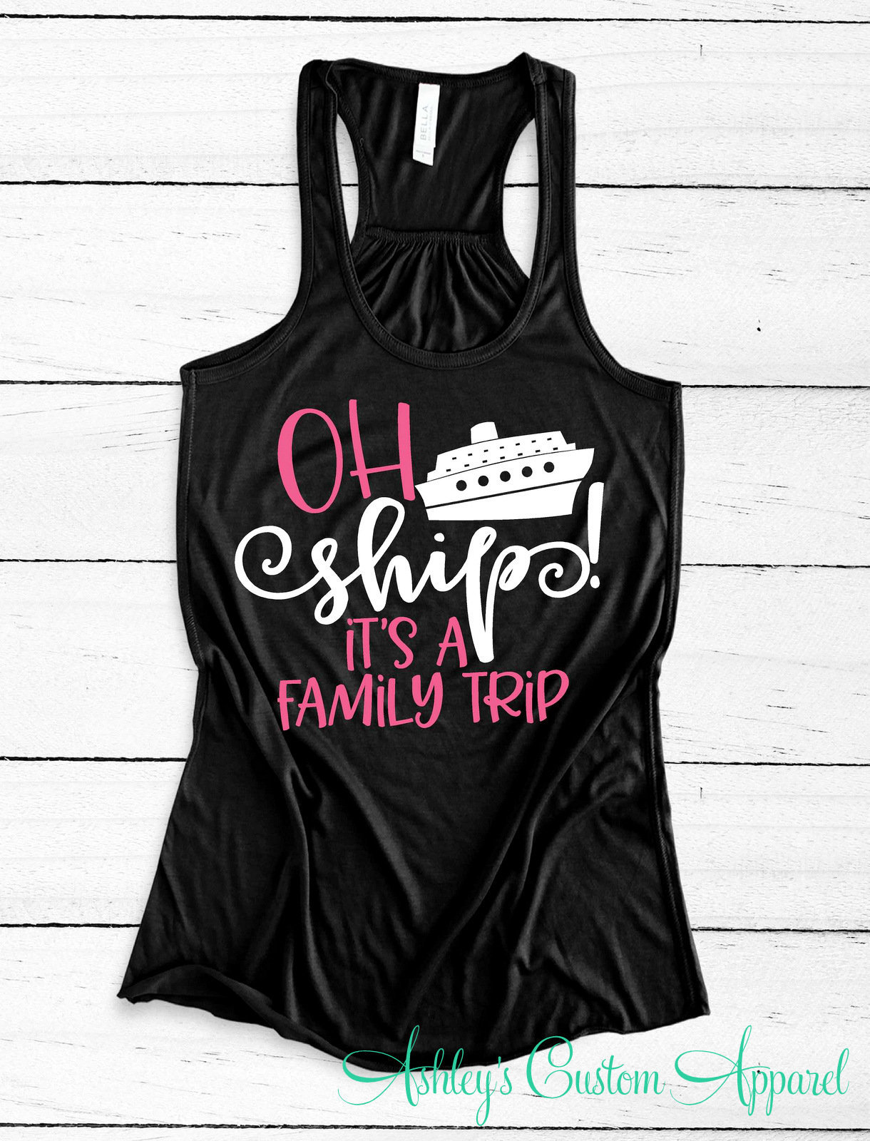 Familie Kreuzfahrt Shirts Ah Schiff, Es Ist Eine Familienreise Mädchen Reise Tank Tops Süße Boot Benutzerdefinierte Cruise Shirt Bella Canvas von AshleysCustomApparel