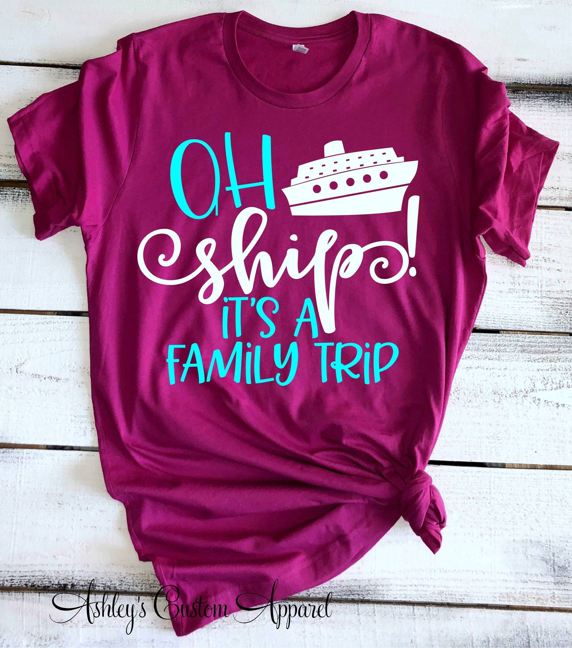 Familie Kreuzfahrt Shirts Ah Schiff, Es Ist Eine Familienreise Niedlichen Für Frauen Mädchen Reise Boot T-Shirt Shirt von AshleysCustomApparel