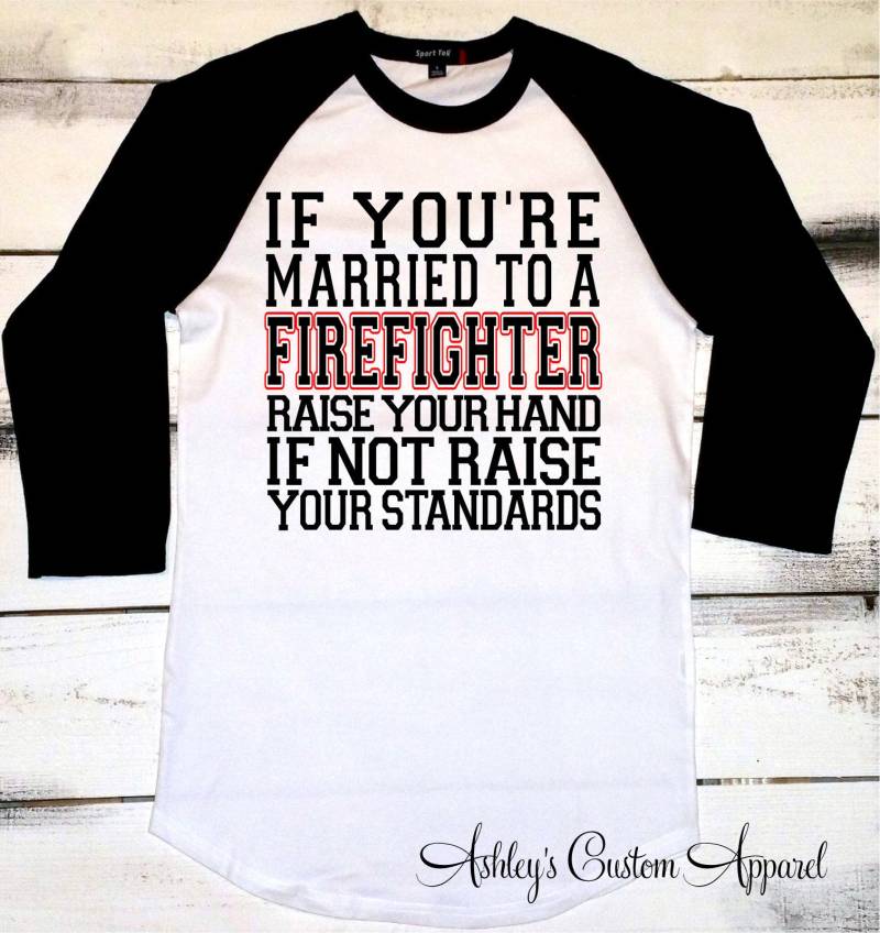 Feuerwehrmann Frau Shirt - Wenn Sie Mit Einem Verheiratet Sind, Heben Die Hand, Wenn Ihre Standards Nicht Erhöhen von AshleysCustomApparel