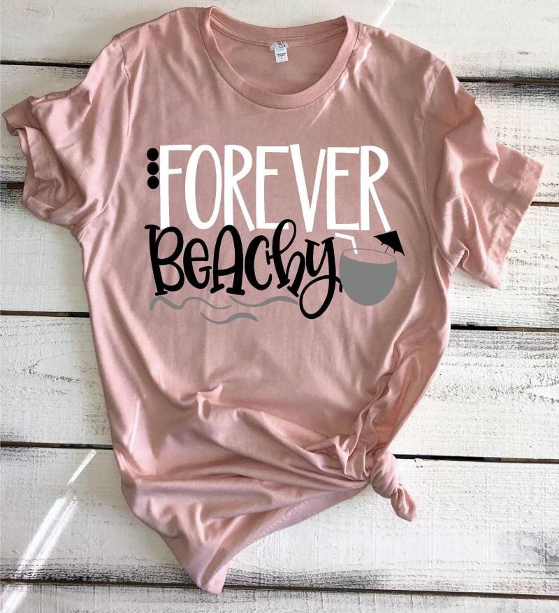 Forever Beachy T-Shirt Lustiges Strand Urlaub T-Shirt von AshleysCustomApparel