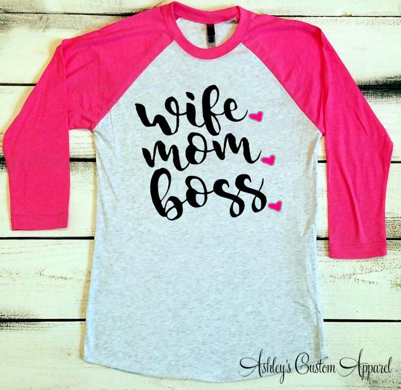 Frau Mama Boss Shirt, Mutter Shirts, Baseball T-Shirt, Wifey Stolze Starke Frauen Hemden, Benutzerdefinierte Geschenke, Neue Geschenke von AshleysCustomApparel