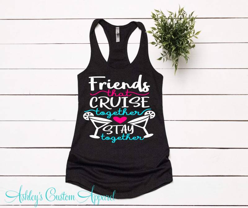 Freunde, Die Zusammen Kreuzen, Bleiben Passende Kreuzfahrt-Hemden Kreuzendes T-stück Mädchen-Reise-Hemden Kreuzfahrt-Getränkepaket Lustiger von AshleysCustomApparel