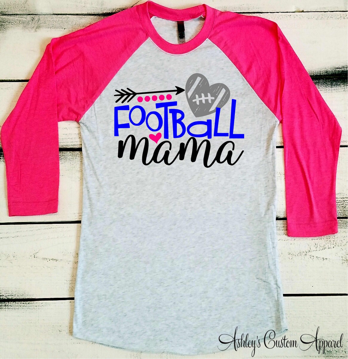Fußball Mama Shirt, Stolzes Mutter Baseball T-Shirt, Es Ist Ihr, Schulgeist High School Fußballshirt von AshleysCustomApparel