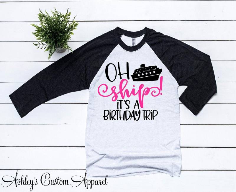 Geburtstag Cruise Shirts Familien Urlaub Shirt Ah Schiff Es Ist Eine Geburtstags Reise Benutzerdefinierte Raglan Boat Tshirt Shipfaced Geburtstag Cruise Shirts Familien Urlaub Shirt Ah Schiff Es Ist Eine Geburtstags Reise Benutzerdefinierte Raglan Boat Tshirt Shipfaced von AshleysCustomApparel