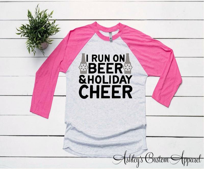 Ich Laufe Auf Bier Und Feiertags-Beifall-Lustige Weihnachtshemden Für Frauen-Bier-Trinkende Mädchen-Feiertags-Hemden von AshleysCustomApparel