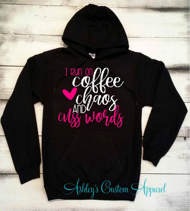 Ich Laufe Auf Kaffeechaos Und Cuss Wörter, Kaffee Shirt, Lustige Mama Shirts, Koffein Tshirt, Frauen Trendy T-Shirt, Lustiges Sweatshirt von AshleysCustomApparel