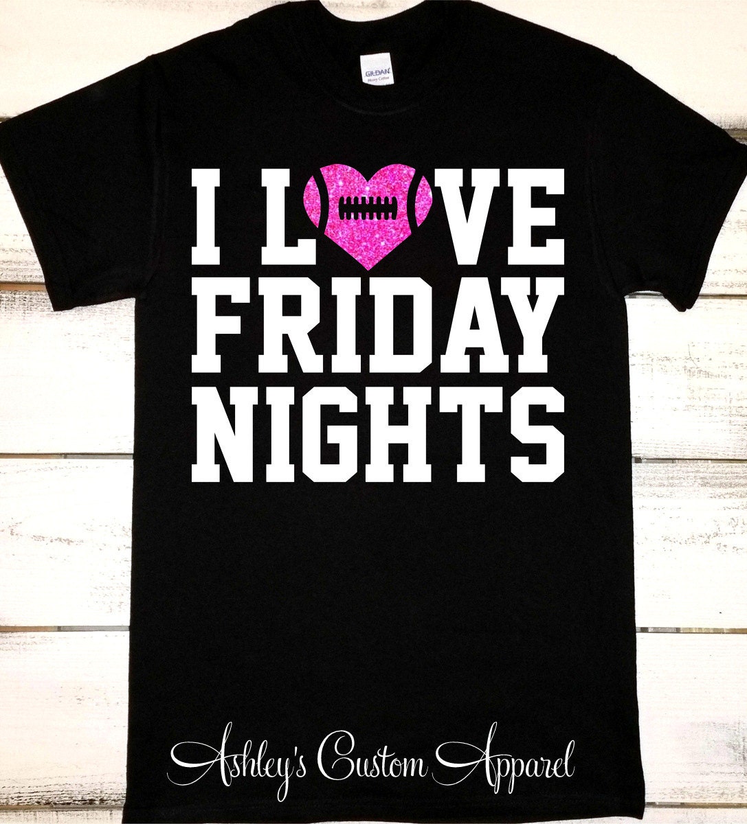 Ich Liebe Freitagabends, Football Shirt, Freitag Nacht Lichter, High School Fußball Mama, Mom Spieltag Shirts, Schulgeist von AshleysCustomApparel