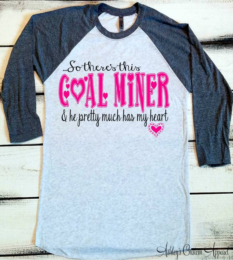 Kohle Bergmann Shirt Frau Ich Liebe Meinen Freundin Bergleute Tshirts Bergbau Raglan T-Shirt von AshleysCustomApparel
