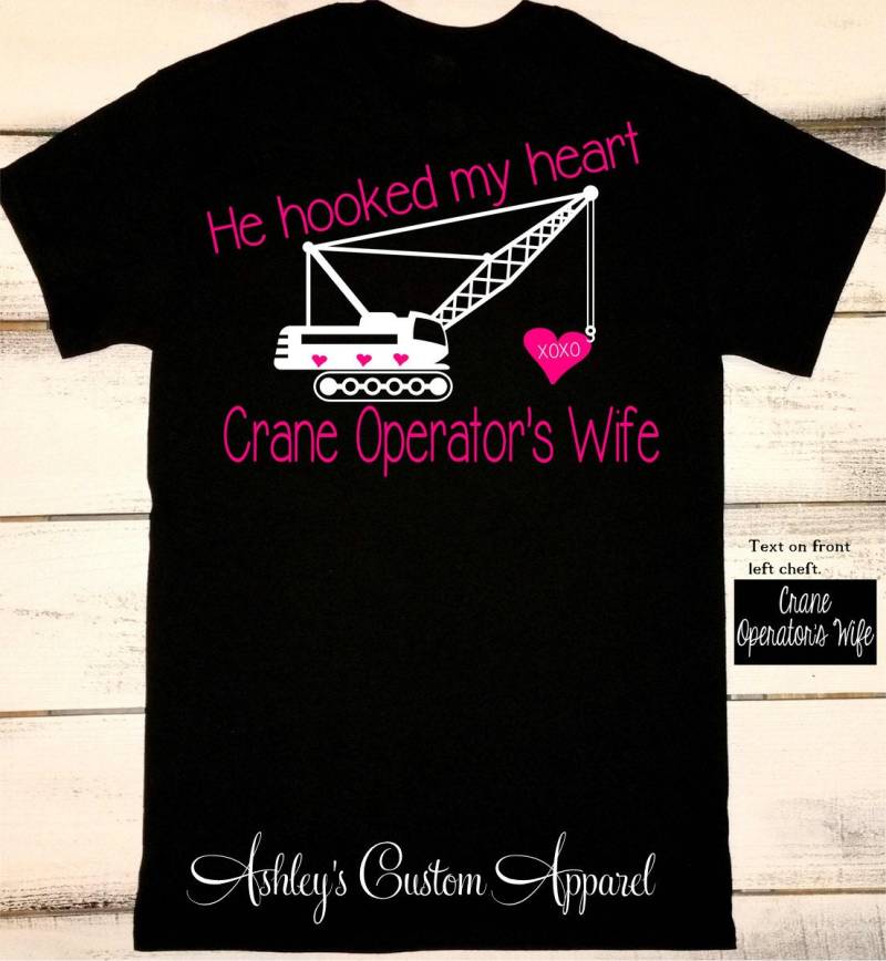Kranführer Frau - Er Hat Mein Herz Eingehakt Shirts Stolze Ehefrau Baufrau Kranfrau von AshleysCustomApparel