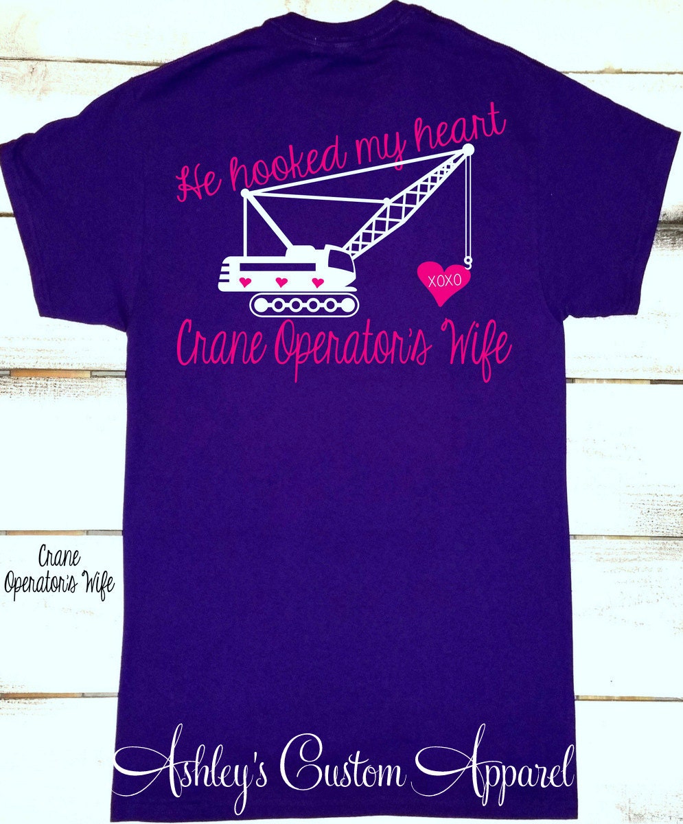 Kranführerin Frau - Er Hat Mein Herz Eingehakt Stolze Baufrau Kranfrau Shirt Kranführer Gabelaufzug von AshleysCustomApparel