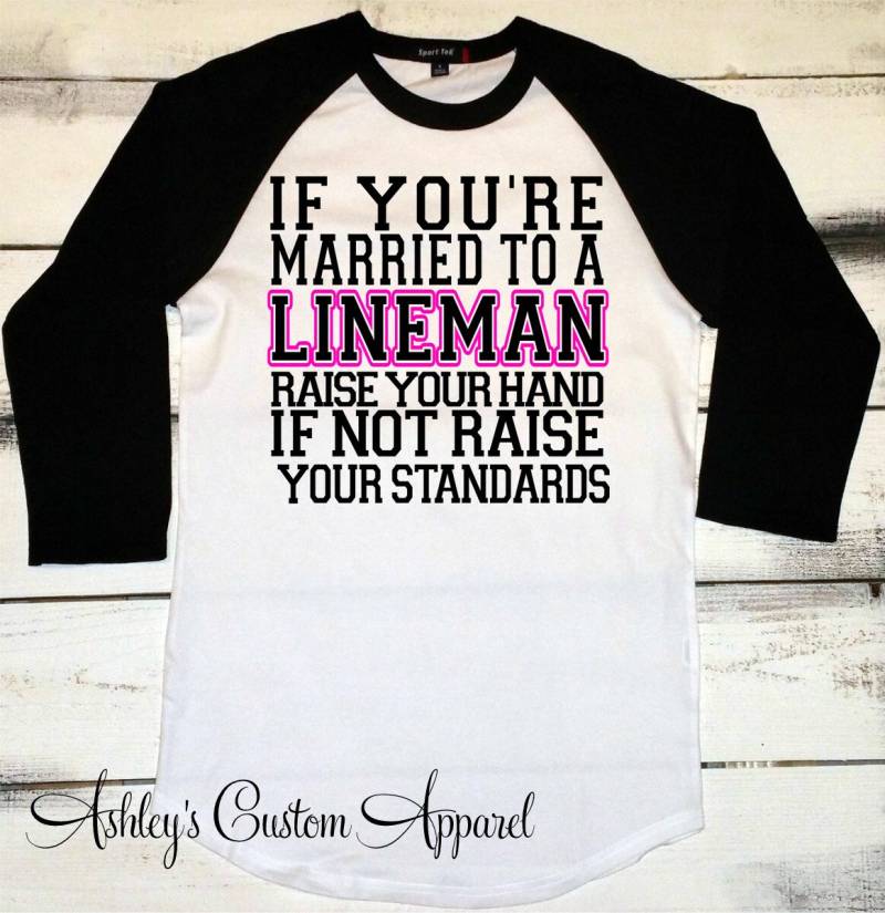 Lineman - Wenn Sie Mit Einem Verheiratet Sind, Heben Die Hand Wenn Ihre Standards Nicht Erhöhen. Wife Lineman's Shirt Lineman - Wenn Sie Mit Einem Verheiratet Sind, Heben Die Hand Wenn Ihre Standards Nicht Erhöhen. Wife Lineman's Shirt von AshleysCustomApparel