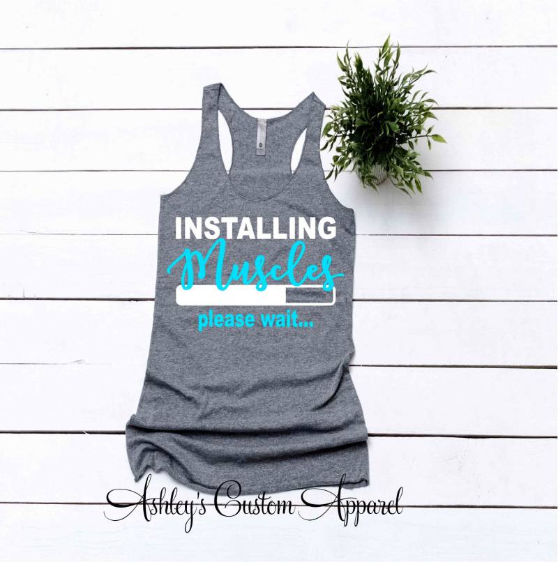 Lustige Fitness-Shirts, Inspirierende Work-Out-Tanks, Damen Workout-Shirts, Installation Von Muskeln, Motivierende Fitness, Süße Gym Shirts von AshleysCustomApparel