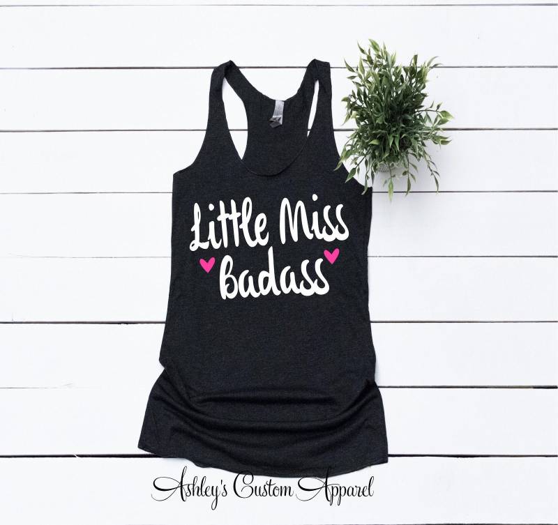 Little Miss Badass Tank Top Lustiges, Freches Trainings-Bekleidungsstück, Fitness Shirts, Turnbekleidung Little Miss Badass Tank Top Lustiges, Freches Trainings-Bekleidungsstück, Fitness Shirts, Turnbekleidung von AshleysCustomApparel