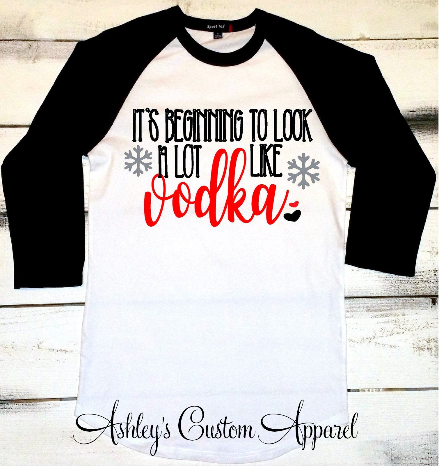 Lustige Weihnachts-Shirts Für Frauen, Deren Anfang Viel Wie Wodka-Urlaubs-Getränke-Weihnachtstrinken-Hemd-Erwachsen-Weihnachtsraglan Aussieht von AshleysCustomApparel