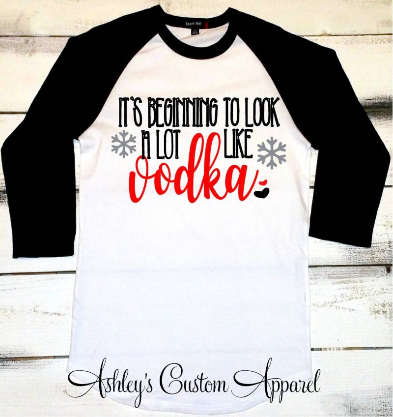 Lustige Weihnachts-Shirts Für Frauen, Deren Anfang Viel Wie Wodka-Urlaubs-Getränke-Weihnachtstrinken-Hemd-Erwachsen-Weihnachtsraglan Aussieht von AshleysCustomApparel