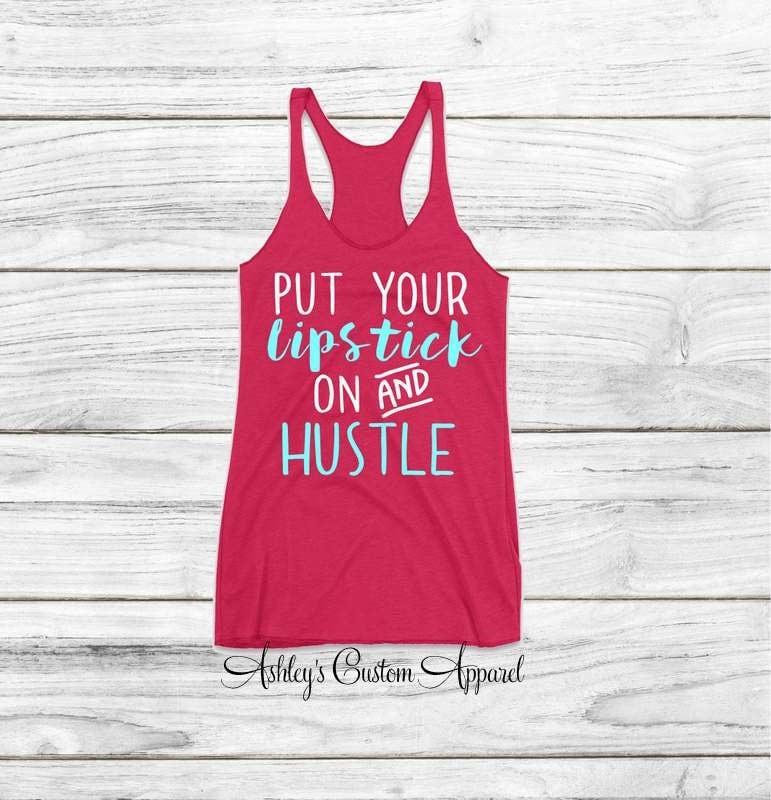 Lustiges Fitness Tank "Lipstick & Hustle' Damen Trainings-Shirt von AshleysCustomApparel
