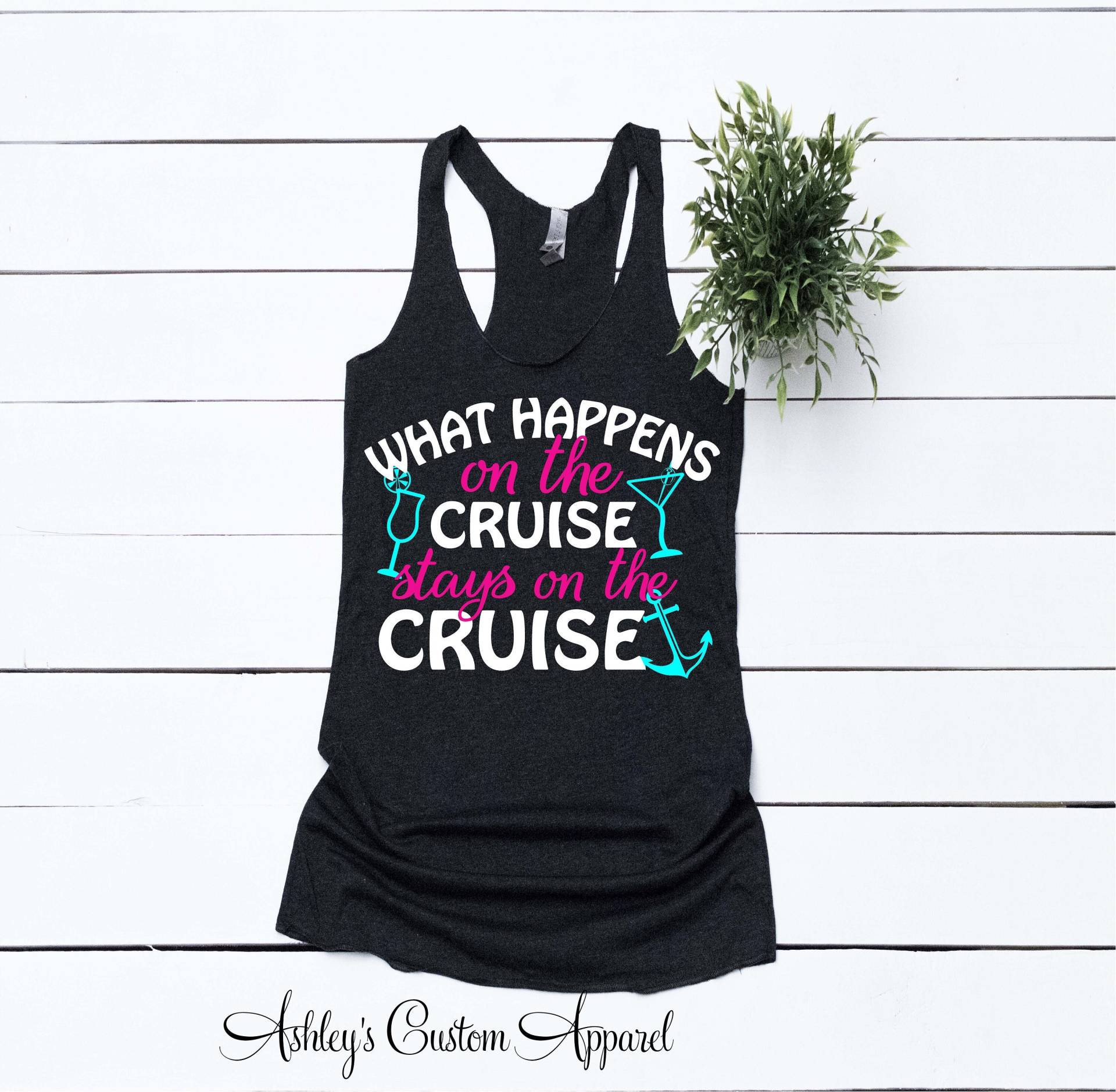Lustiges Kreuzfahrt-Trinken-Shirt Mädchen, Das Wochenende Kreuzt, Was Auf Der Kreuzfahrt Passiert, Bleibt von AshleysCustomApparel