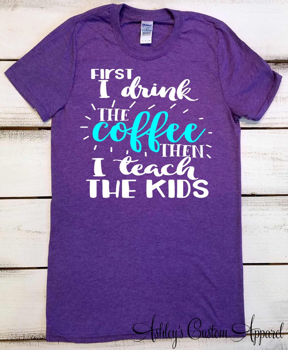 Lustiges Lehrer-Shirt, Lehrer-Lebens-Hemd, Unterrichtendes Hemd, Lehrer-Geschenke, Ich Trinke Kaffee, Dann Lehre Kinder, Personifizierter Lehrer von AshleysCustomApparel